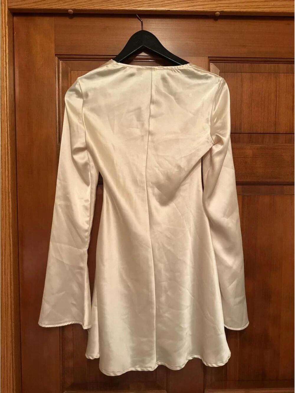 Satin princess Polly ivory dress - Picture 3 of 4